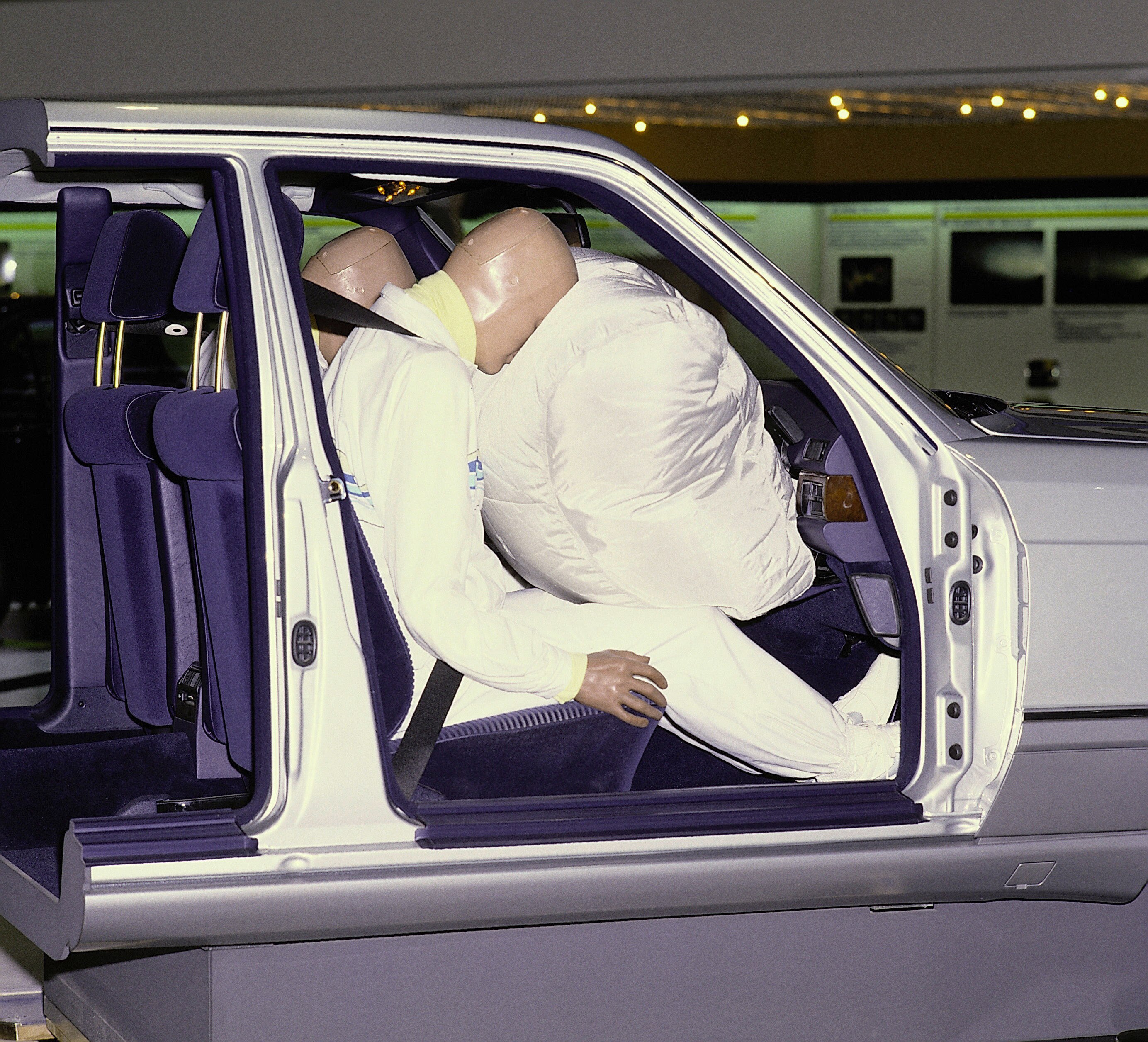 Erster Beifahrer-Airbag