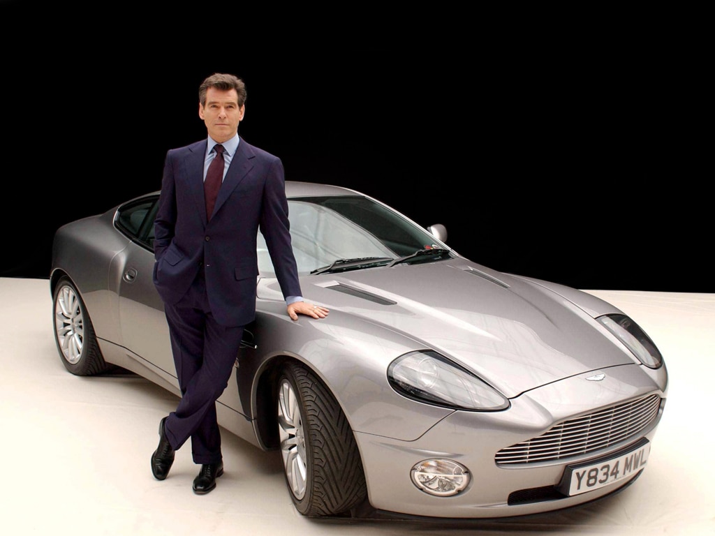 Pierce Brosnan in posa con l'Aston Martin V12 Vanquish sul set di "La morte può attendere" (2002)