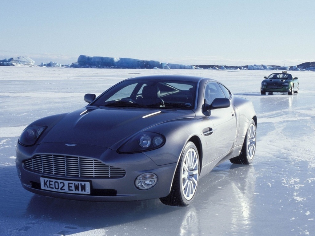 Aston Martin V12 Vanquish sul set di "La morte può attendere" (2002)