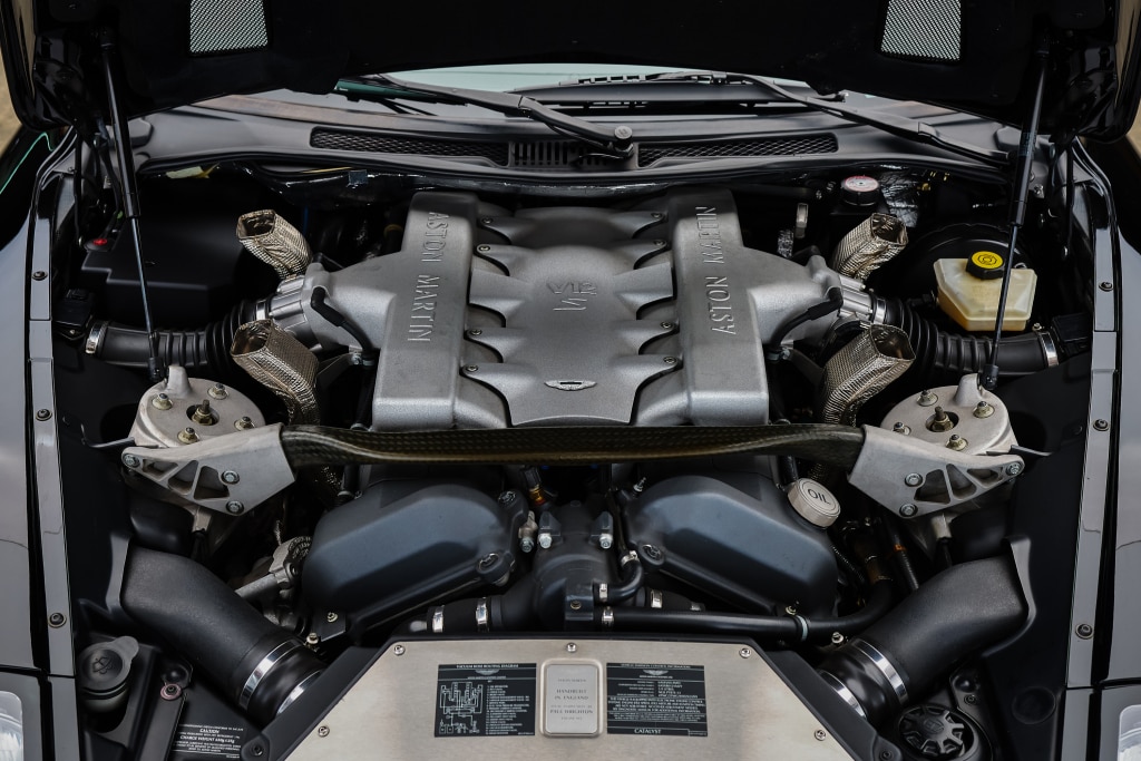 Aston Martin V12 Vanquish  S, il poderoso 12 cilindri nella configurazione da 520 CV