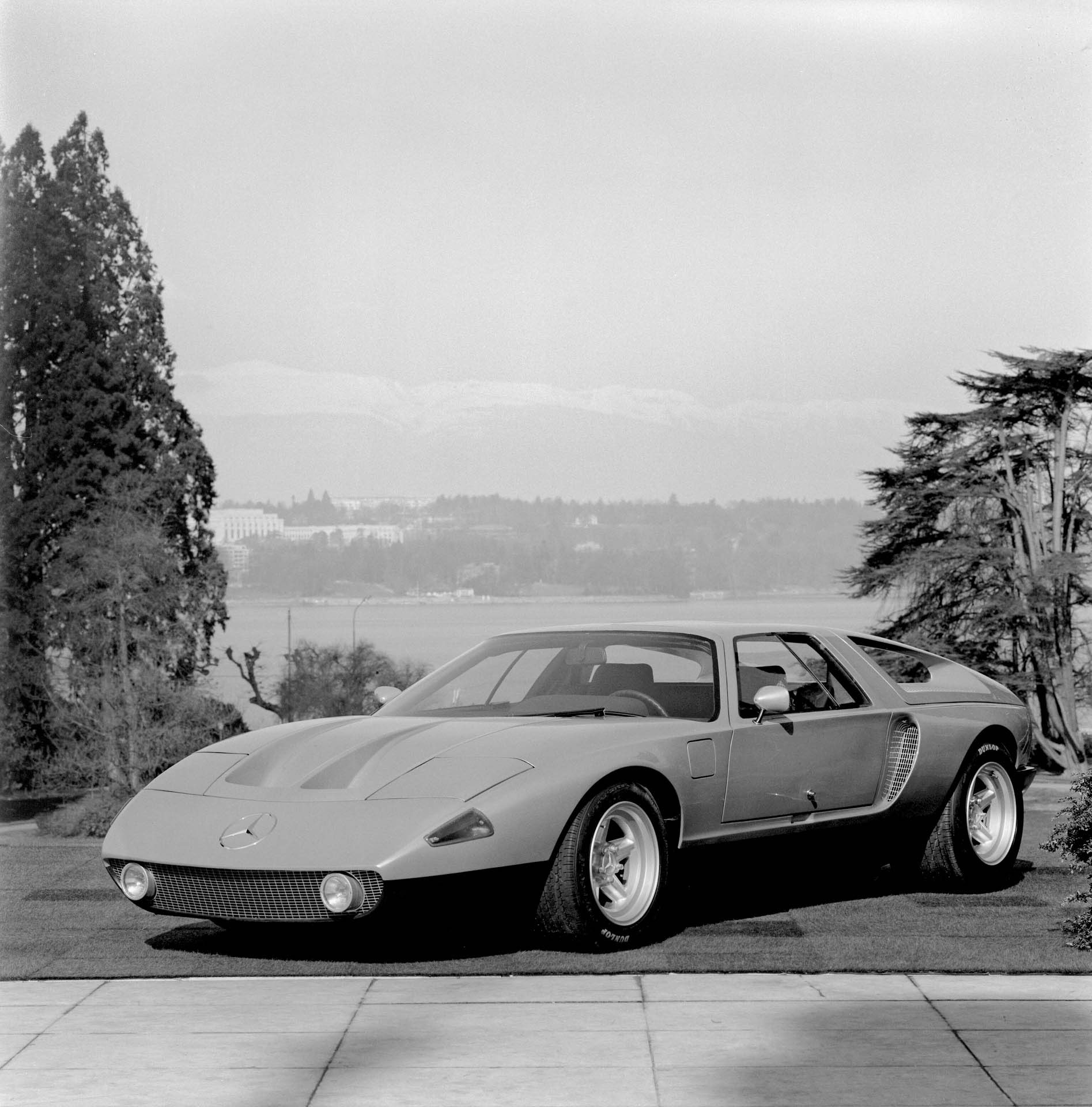 Marzo 1970, la  Mercedes-Benz C 111-II durante la presentazione stampa al Circuit de Monthoux, vicino Ginevra