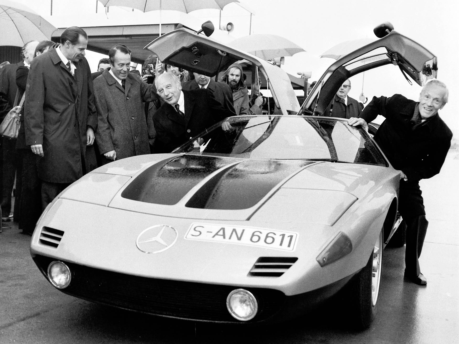 Il Presidente della Repubblica Federale Tedesca Walter Scheel viene acompagnato dal Prof. Dr. Hans Scherenberg , amministratore delegato della Daimler AG durante la visita agli stabilimenti Mercedes-Benz  di Untertürkheim il 30 ottobre, 1974.