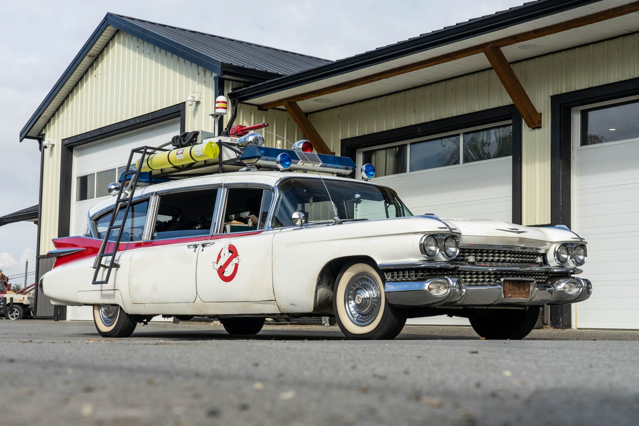 Cadillac Miller-Meteor Futura: Ecto 1 Ghostbusters Tribute Car