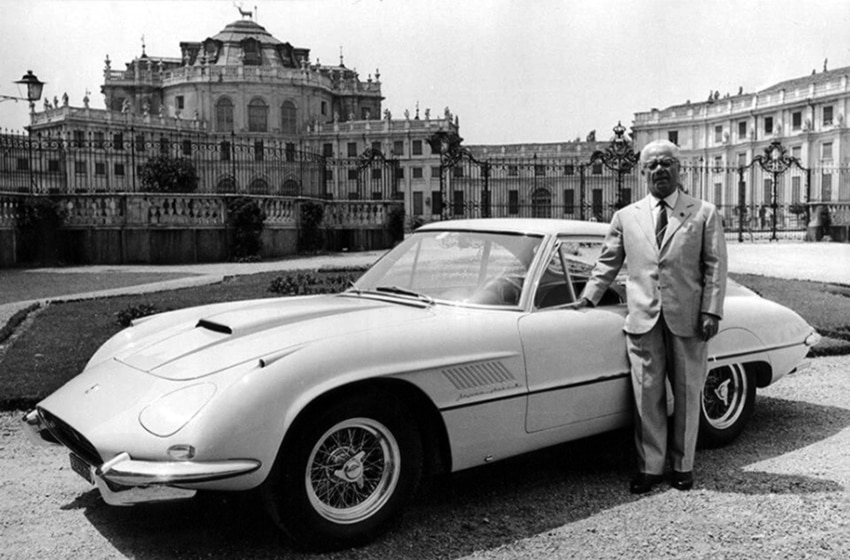 Battista Farina in posa con la Ferrari Superfast II, nella tipica ambientazione della Reggia di Stupinigi (TO)