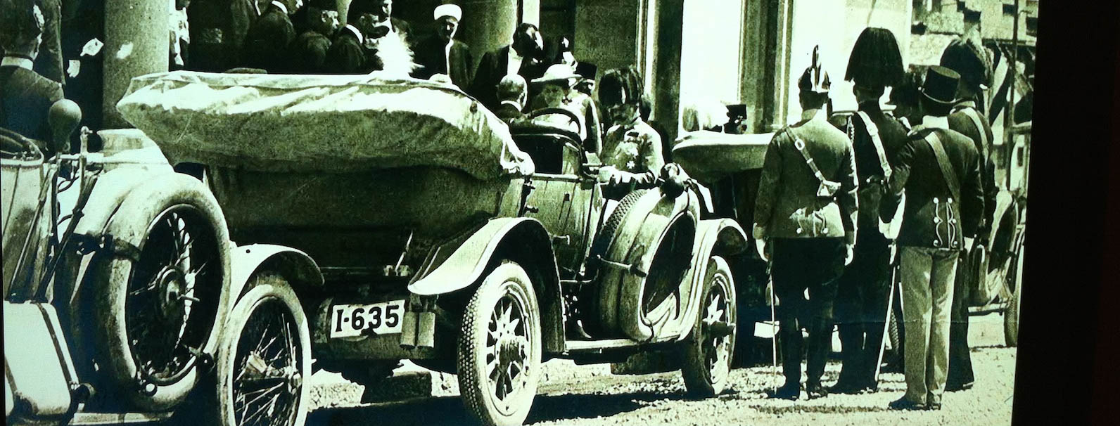 L'arrivo al Municipio dopo il primo attentato.