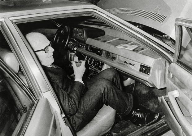 Il Presidente Pertini durante la presentazione della Maserati Quattroporte III al Quirinale (1979)