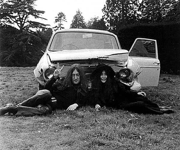 John Lennon e Yoko Ono scampati a un incidente  con la Austin Maxi