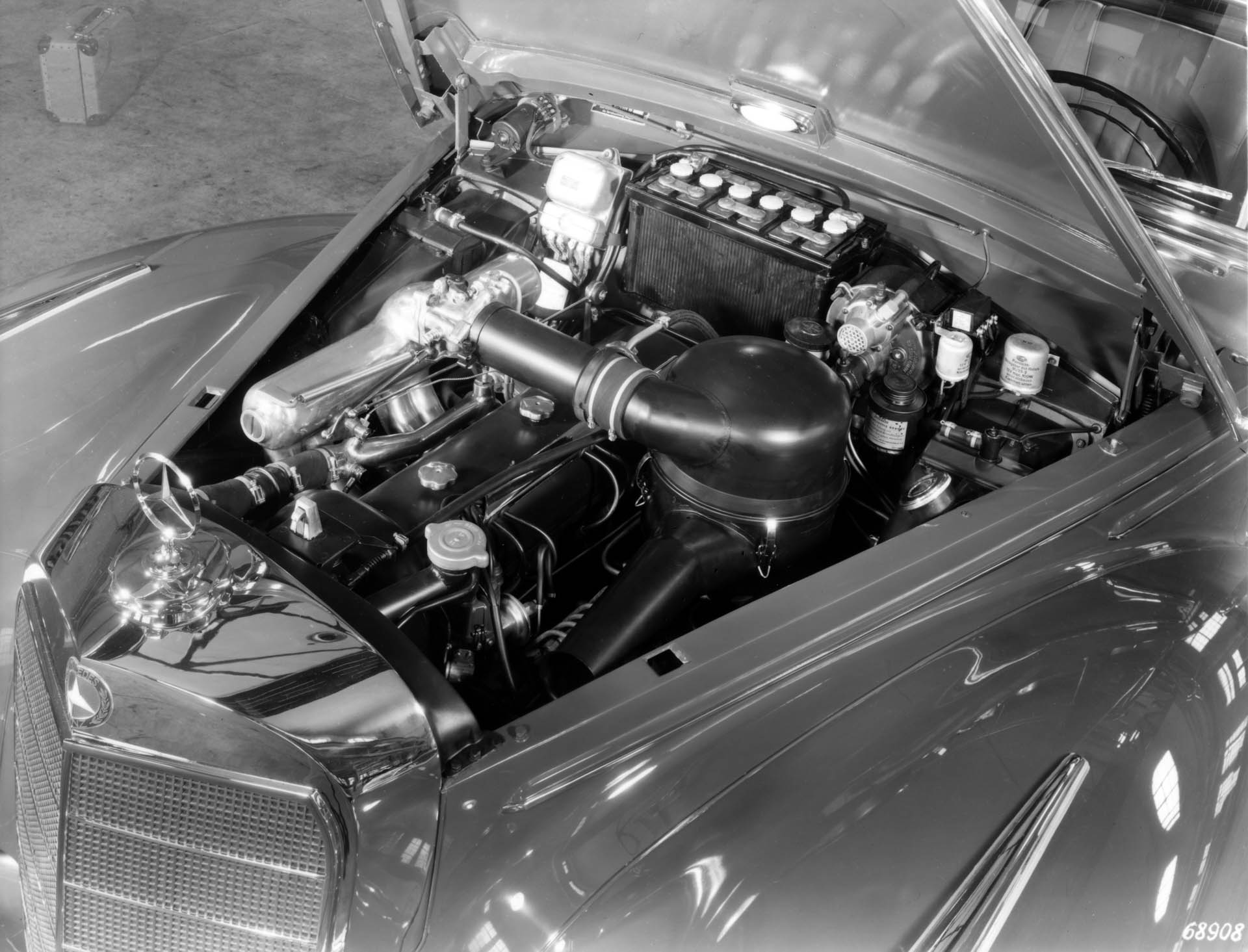 Il motore sei cilindri a iniezione della Mercedes-Benz 300 Sc