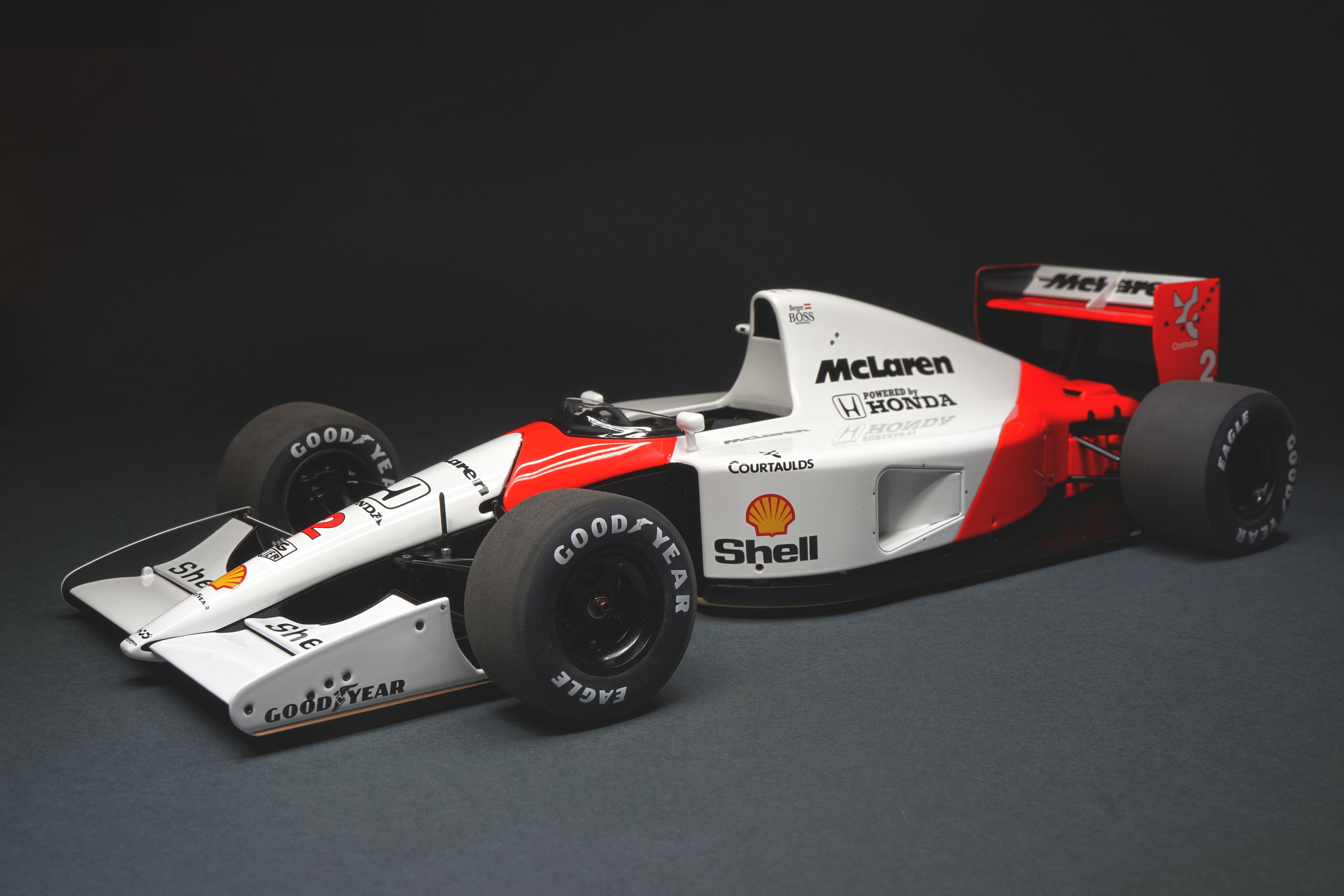 Modellino McLaren MP 4/6 in scala 1:18_003