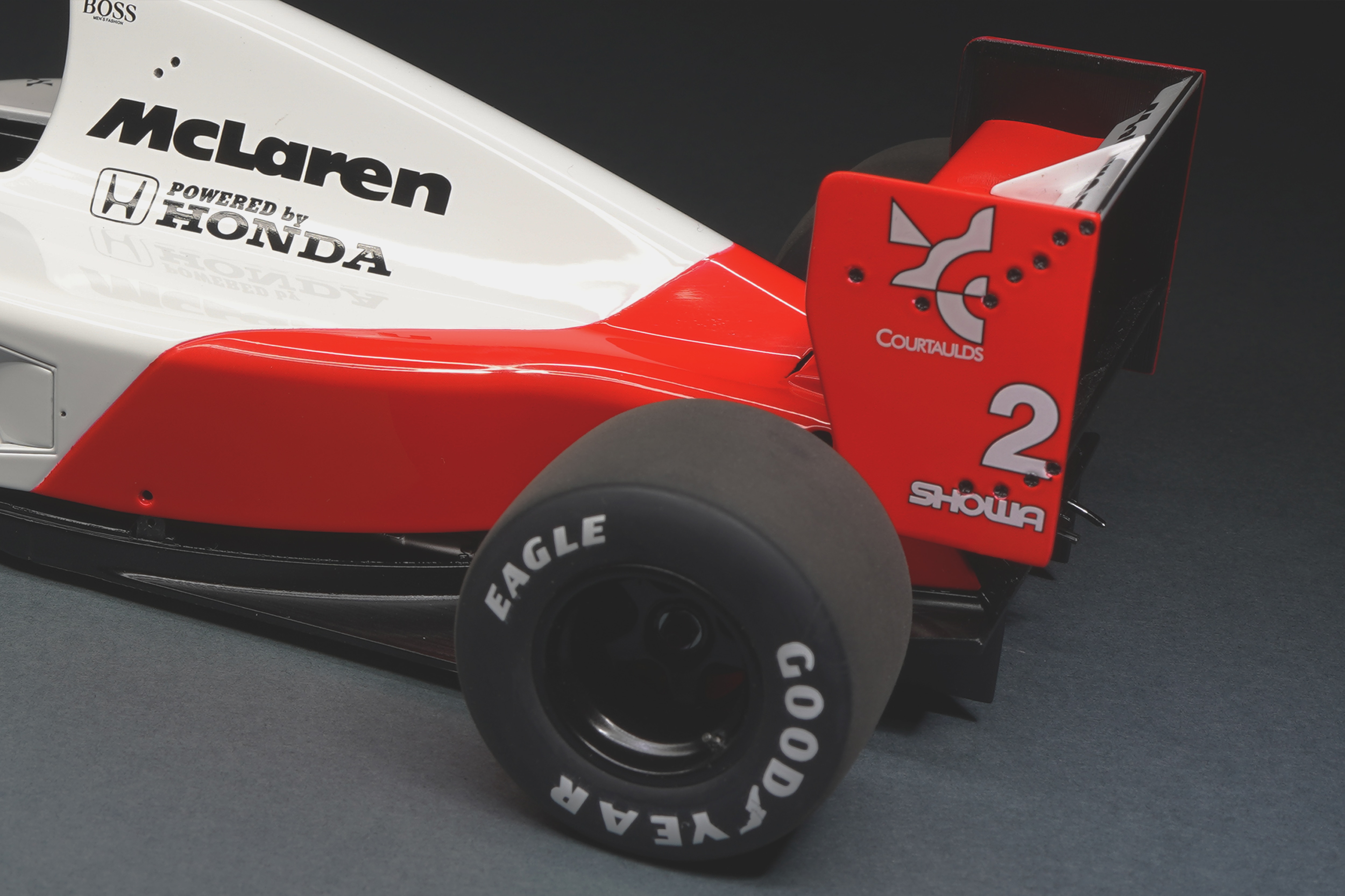 Modellino McLaren MP 4/6 in scala 1:18_008