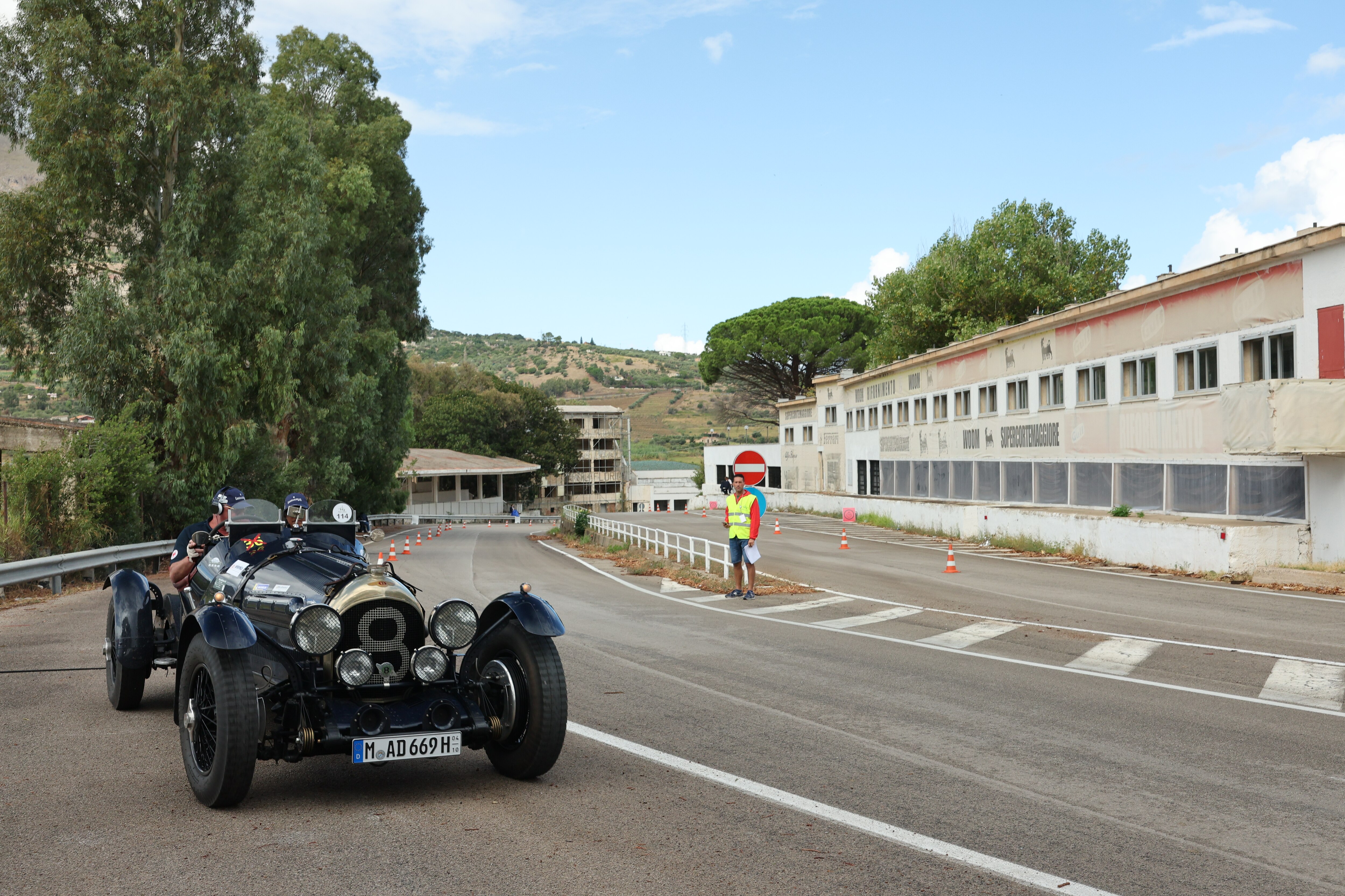 La-splendida-Bentley-3.8-Racer-del-tedeschi-Andrè-e-Reena-Diehl-davanti-ai-box-di-Floriopoli