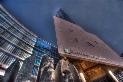 Bollo per le ventennali, Italia spezzata in due