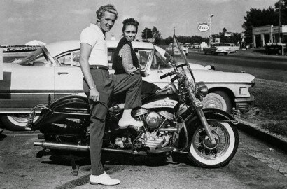 Jerry Lee Lewis canta all'asta della sua Harley-Davidson del ‘59