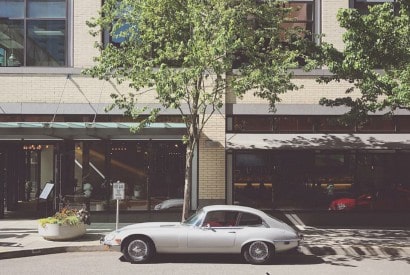Le auto classiche tra architettura e Instagram