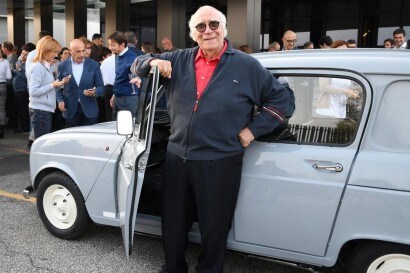 Gli 80 anni di Giovanni Rana: i dipendenti gli regalano una Renault 4