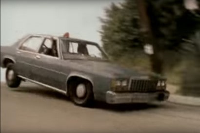 Con una Ford LTD Crown Victoria alle calcagna...