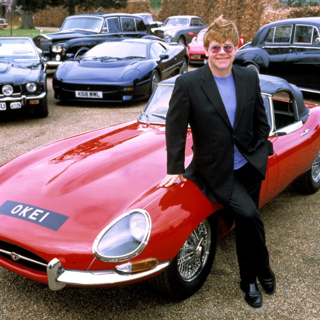 Elton John: “Le auto d’epoca?  Meglio dei vestiti”