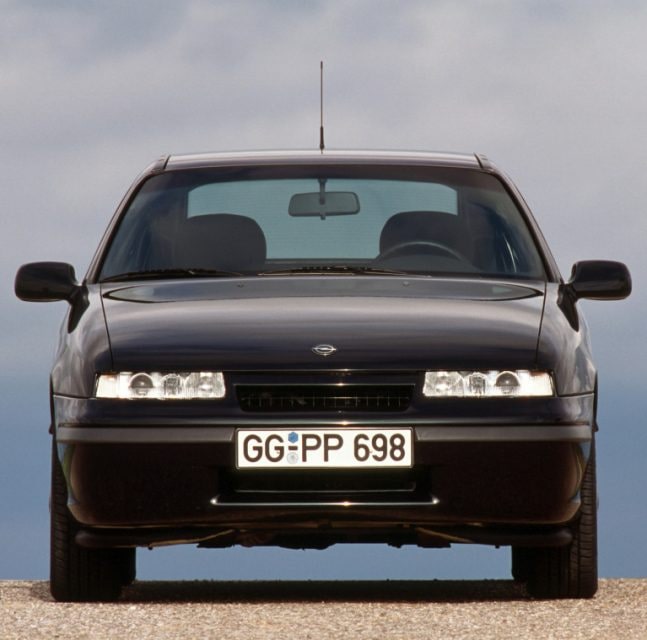 Opel Calibra, la signora del vento compie 30 anni