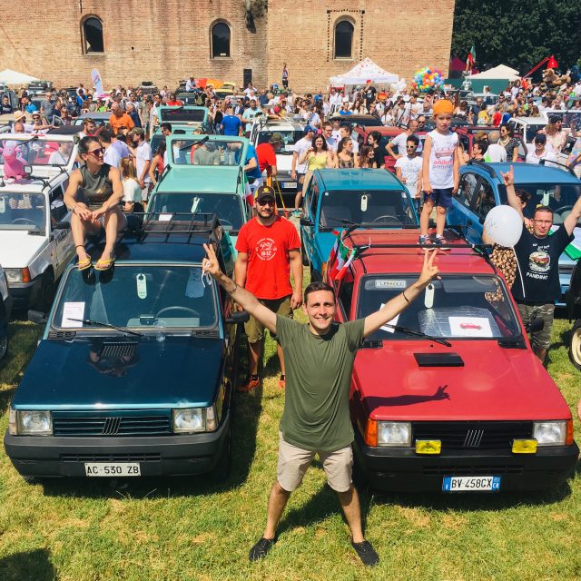 Panda a Pandino, al castello è record: 695 Fiat Panda
