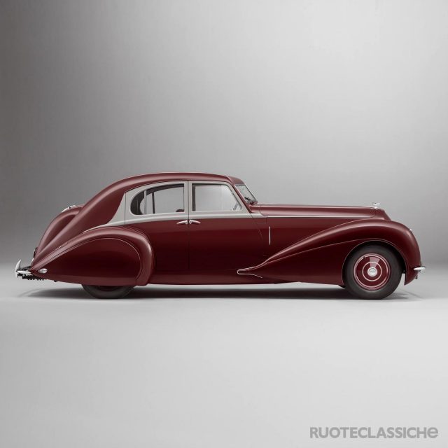Corniche 1939: Mulliner ricostruisce la Bentley perduta