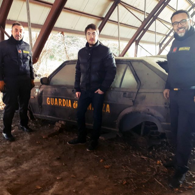 Alfa Romeo 75 della Guardia di Finanza: Fiamme Gialle nel freddo.