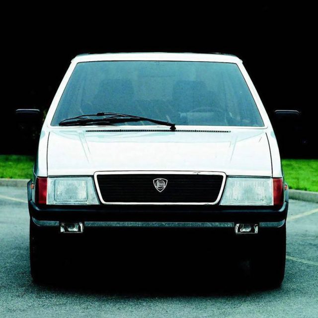 Automobili nella tempesta: un’idea luminosa nell’anno più buio