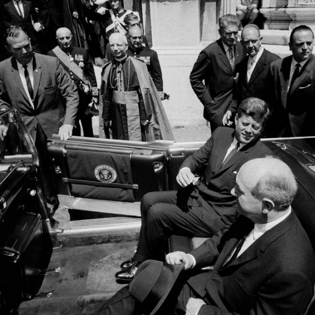 Automobili nella tempesta: una Lincoln blu per la Nuova Frontiera