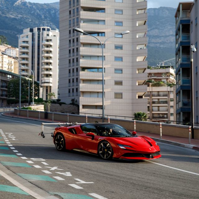 Ferrari SF 90: Grand Rendez Vous a Monaco con Leclerc