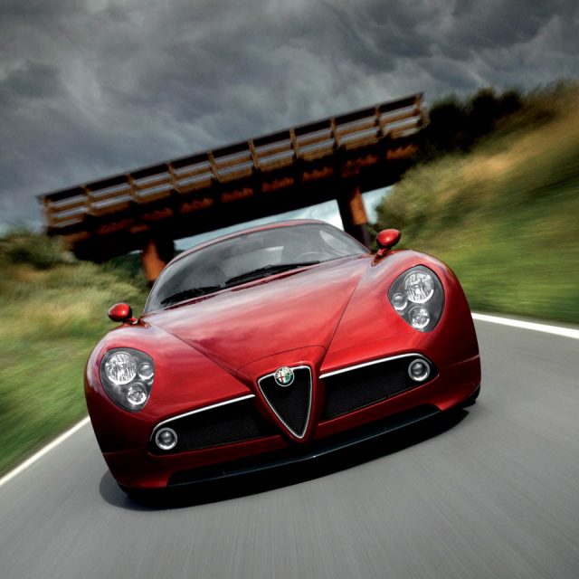 Storie Alfa Romeo: 8C Competizione, il ritorno alle origini