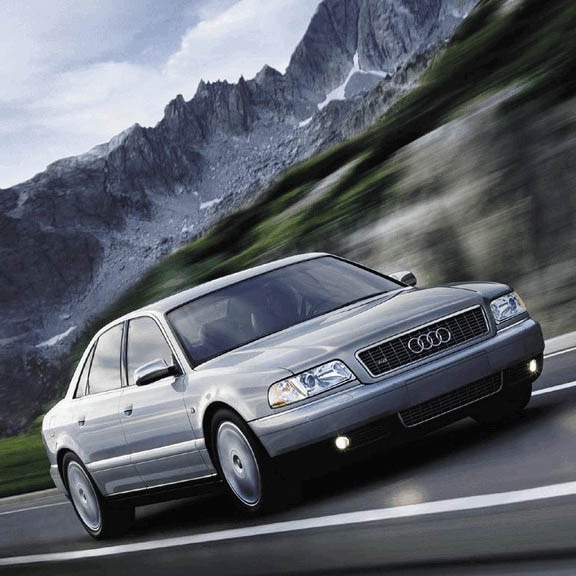 Audi S8, l'ammiraglia in abito informale