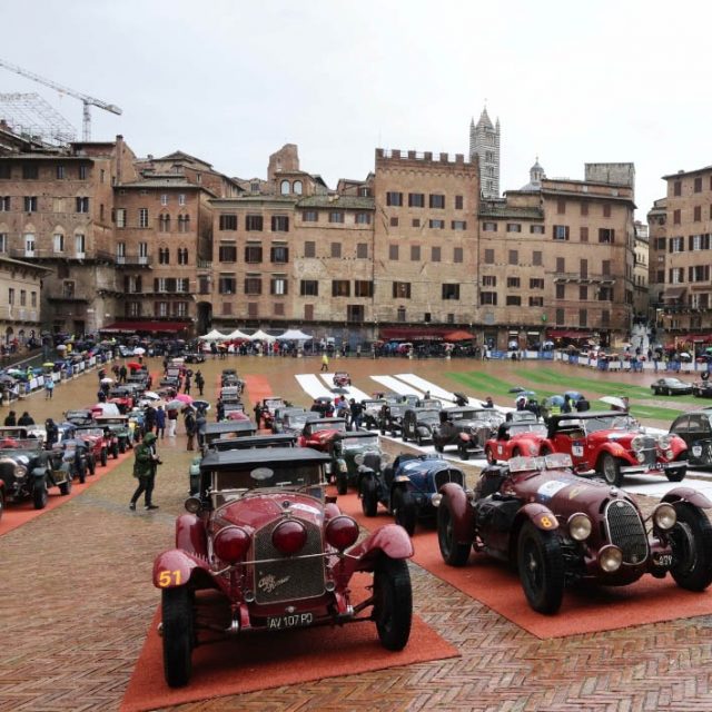 La 1000 Miglia arriva a Siena