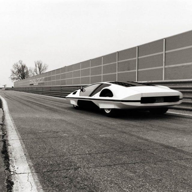 Un francobollo celebra i 90 anni della Pininfarina