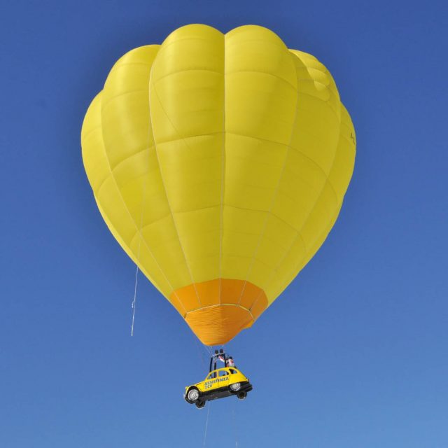Una Citroën 2CV in volo per San Valentino