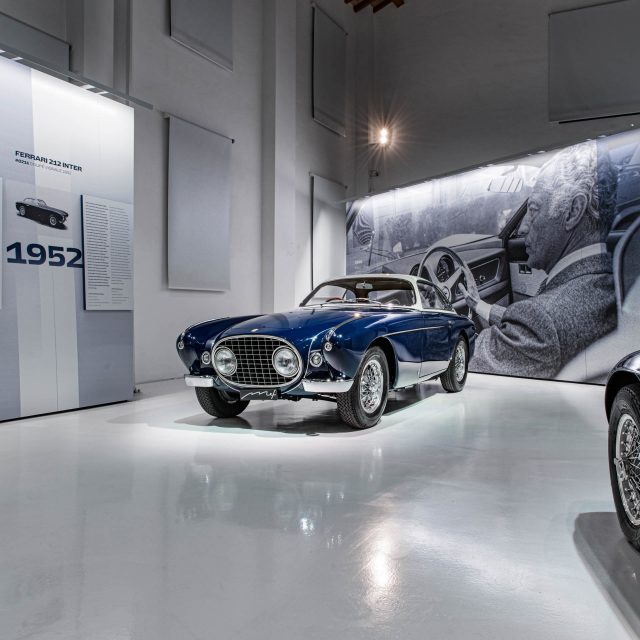 L’eleganza del mito: la mostra che celebra Gianni Agnelli e Ferrari