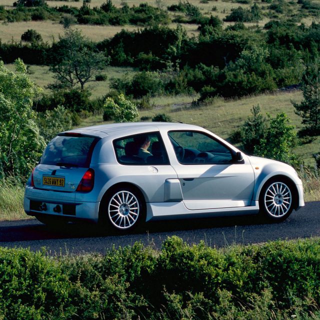 Renault Clio V6: piccola e scorbutica