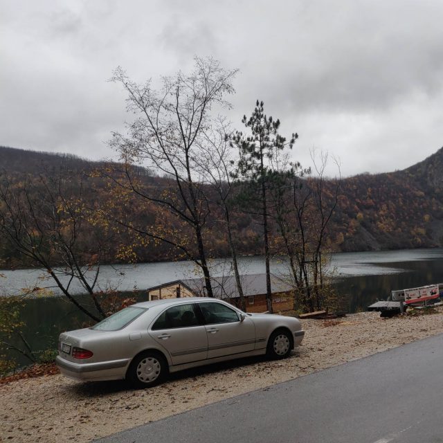 Tre amici e una Classe E: in viaggio dalla Brianza all'Asia