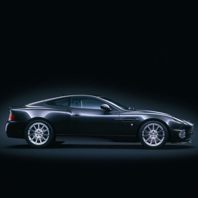 Aston Martin V12 Vanquish: vent’anni da super GT