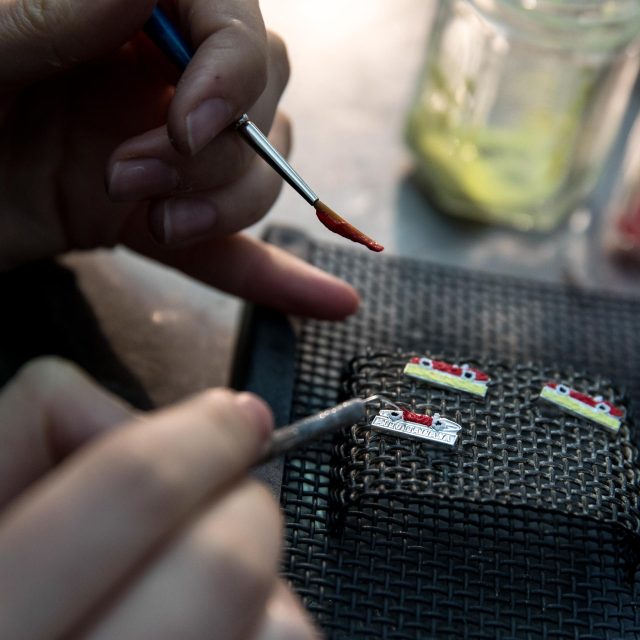 AutoItaliana ha rimesso in produzione la spilla da giacca