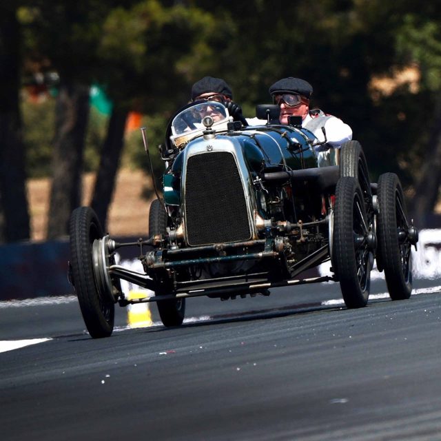 L’Aston Martin corre da un secolo. E festeggia con Vettel