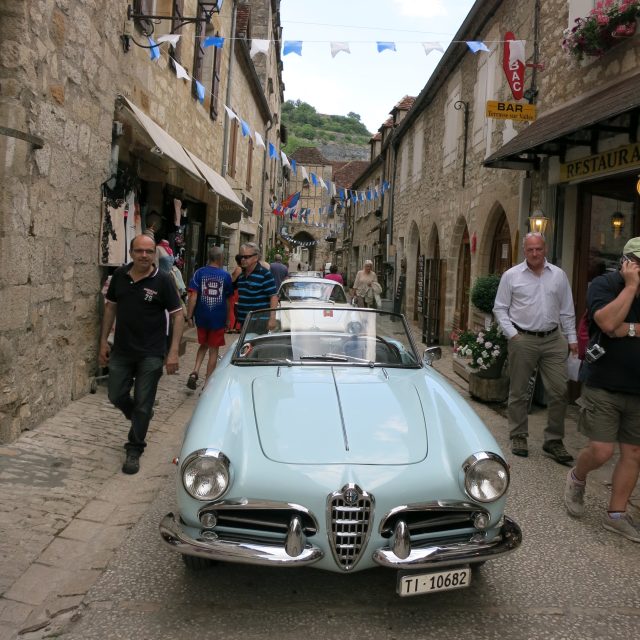 Alfa Romeo sulle Alpi tra laghi e montagne