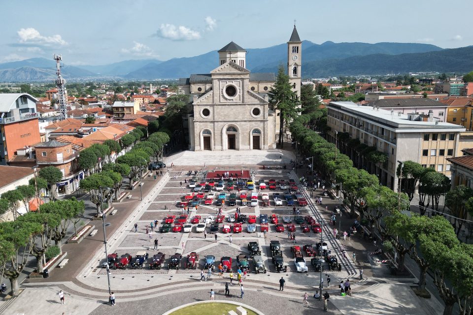 Due regine ad Avezzano: una Ferrari e una moto centenaria