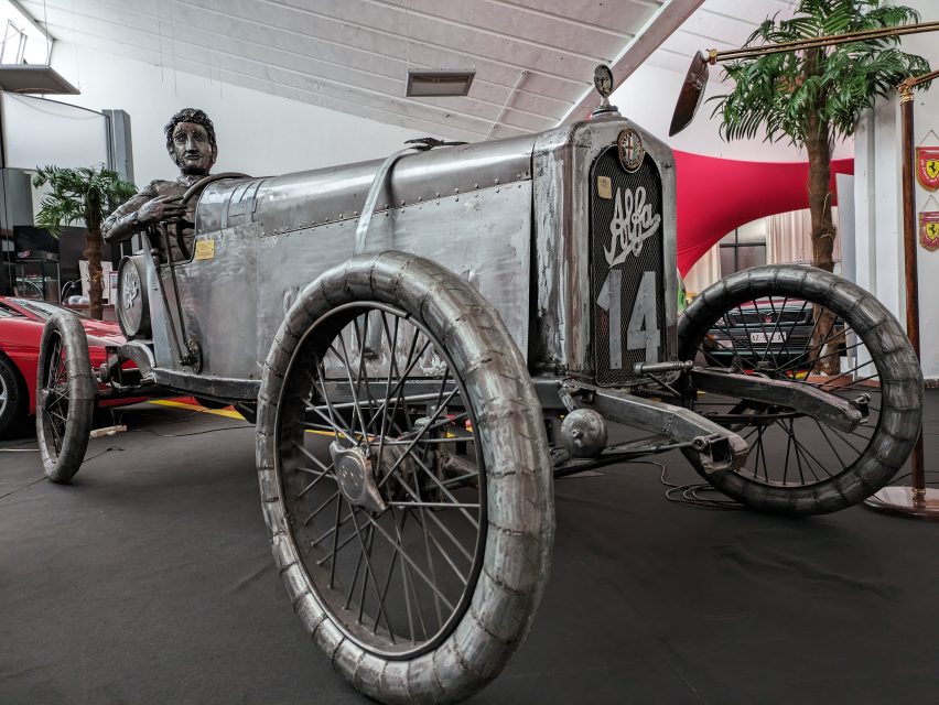 Una riproduzione dell'Alfa 40/60 HP di Enzo Ferrari in mostra al museo Ondarossa