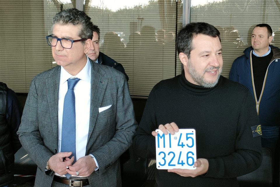 Mezzi d'epoca, il ministro Salvini consegna la prima targa storica a una Vespa del 1965