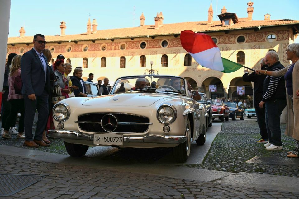 Stresa Classica, auto storiche e moderne in passerella