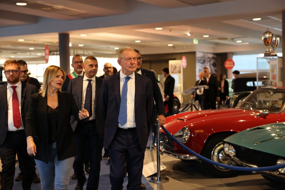 Museo Nicolis, il ministro Urso in visita all'esposizione veronese