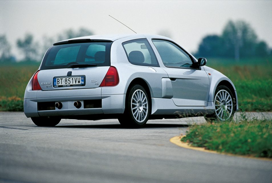 Piccole bombe francesi: Renault Clio V6, la pazzia al potere