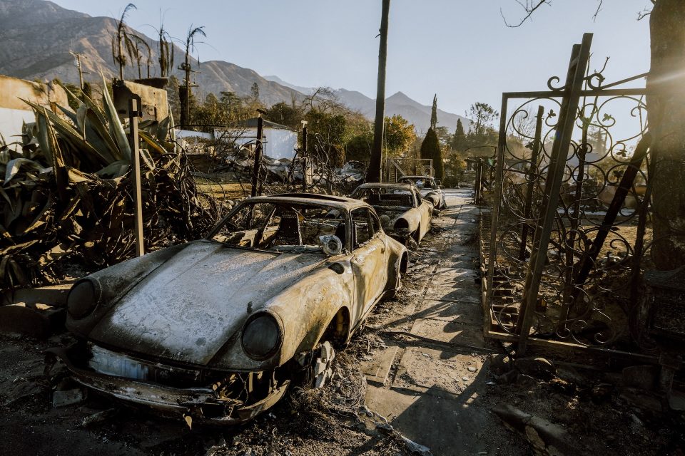 Incendi a Los Angeles: a fuoco anche le auto d'epoca