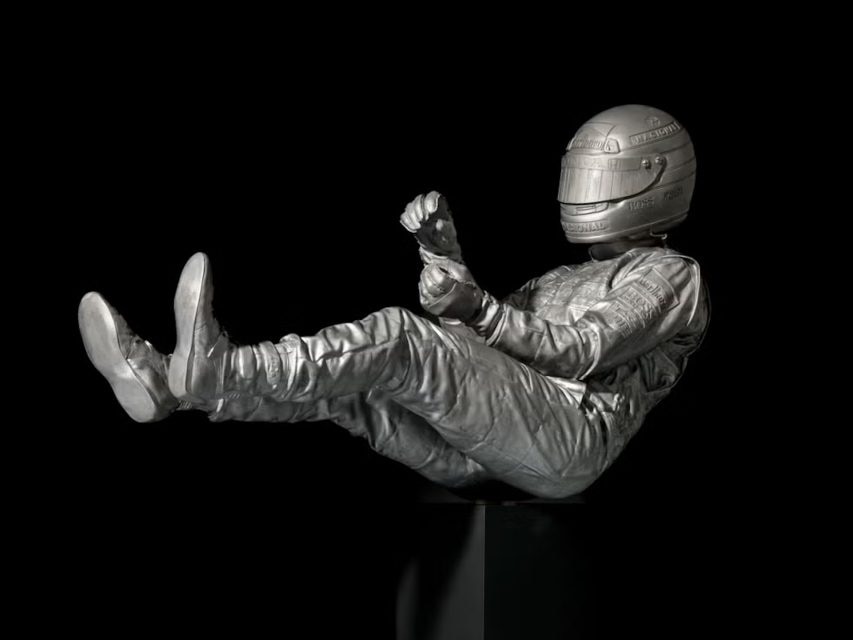 Una statua di Senna dai cerchi di F.1