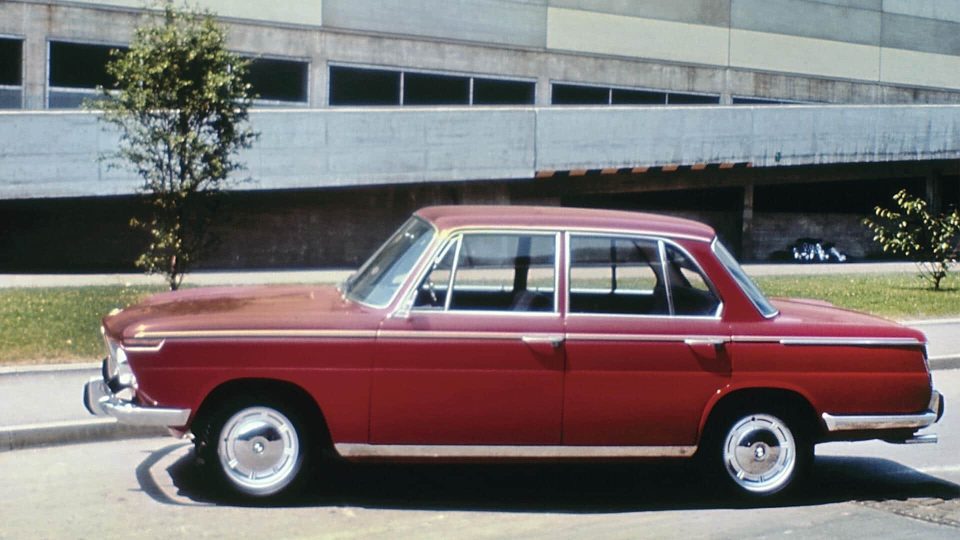 BMW 2000, la Neue Klasse su strada