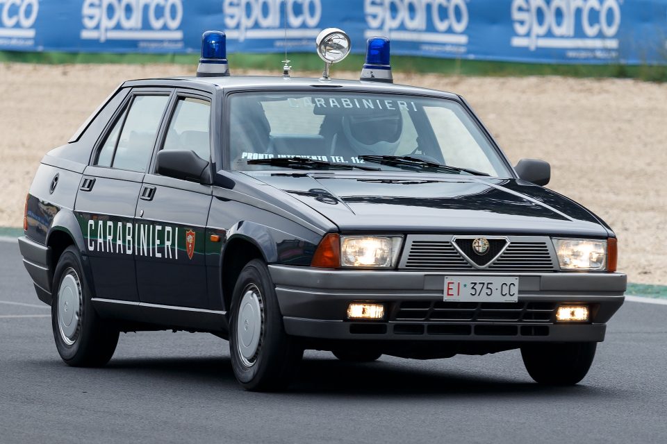 Alfa Romeo 75 dei Carabinieri: storia di una grande passione